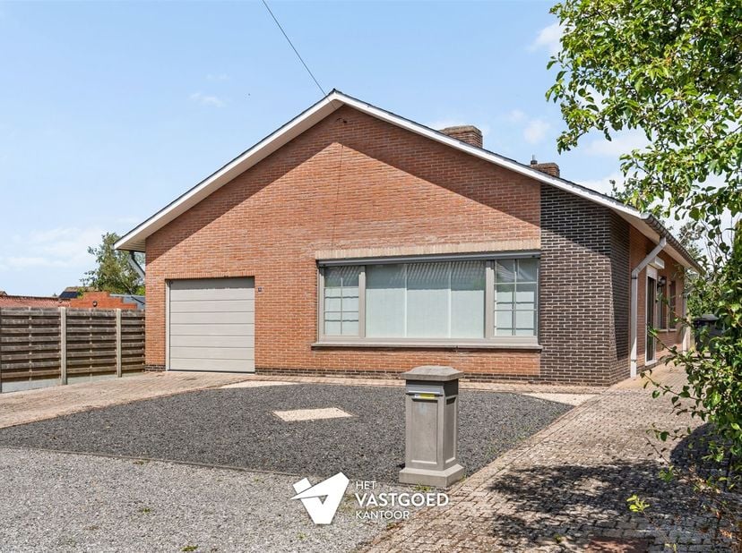 Instapklare gelijkvloerse woning op rustige ligging<br />
<br />
Belangrijkste troeven:<br />
- Reeds gerenoveerd: PVC ramen, badkamer, gasketel, i