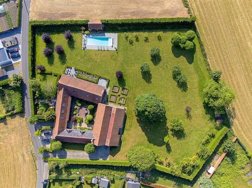 A l'abri des regards, nous vous invitons à découvrir cette ferme au carré entièrement rénovée. <br />
Implantée sur un terrain de plus de 7000 m2, sa