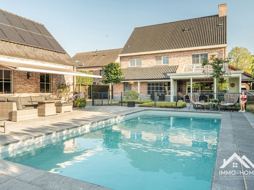 Deze prachtige woning ontvangt je in een ruime inkomhal, waar meteen ook de landelijke stijl van het complete pand wordt onthuld. Zo kom je verder tot