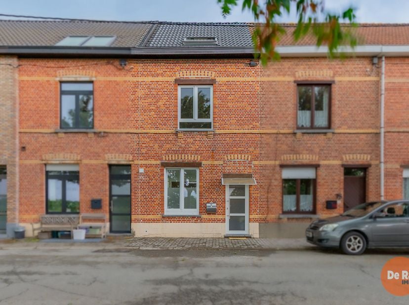 GRIMBERGEN - Volledig gerenoveerde woning op een uitstekende, rustige en natuurrijke ligging aan de vaart, gelegen in een doodlopende straat. Deze ins