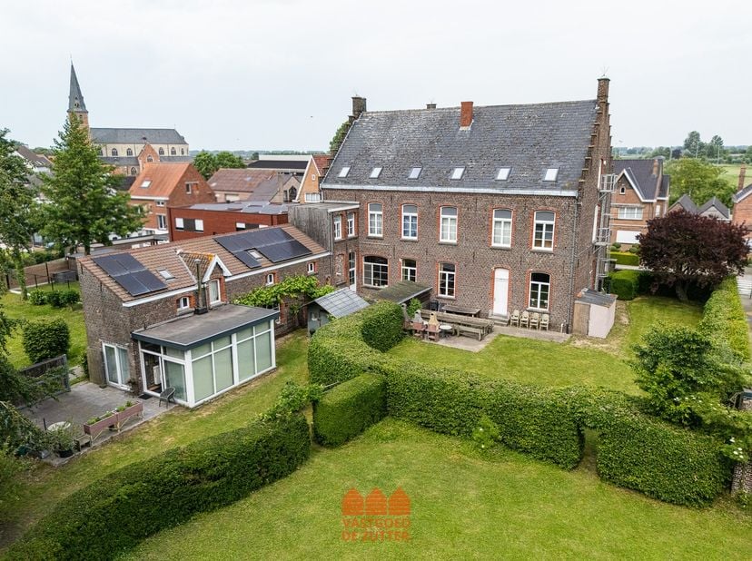 In het pittoreske Watervliet, midden in het prachtige Meetjeslandse Krekengebied, bevindt zich dit uitzonderlijke voormalige klooster met een rijke ge