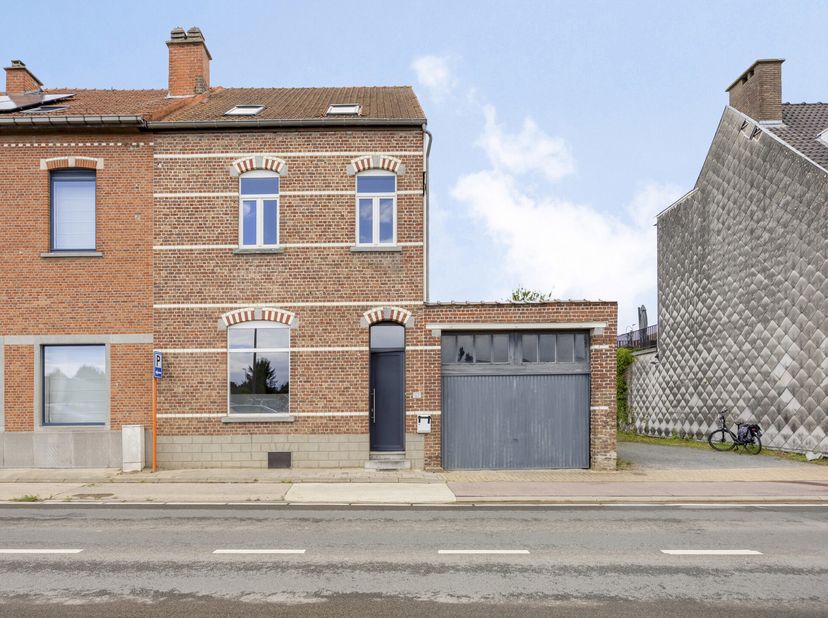 In het hart van Bertem vinden we deze charmante woning met herenhuisallures, een bewoonbare oppervlakte van maar liefst 212 m², een gezellige tuin en