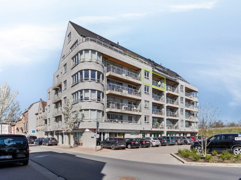 Instapklaar appartement met twee slaapkamers, terras en uitstekende ligging.Indeling U komt binnen in de ruime inkomhal met een gastentoilet, de woonk