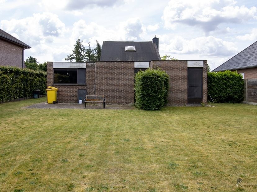 Gelijkvloerse woning met 3 slaapkamers en inpandige garage op 780 m². <br />
<br />
Inkomhal met apart toilet. <br />
Woonkamer van 38 m² op kerami