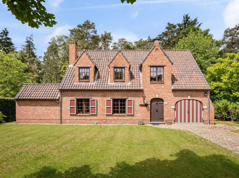 Uiterst rustig gelegen villa op prachtig perceel van ca. 1594m² te Brasschaat - Maria Ter Heide!<br />
Verscholen in een rustige en groene omgeving be