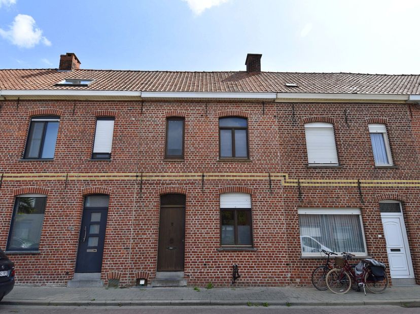 Op zoek naar een gezellige woning met een vleugje landelijke charme én toch dicht bij het centrum? Dan is deze woning in Gullegem beslist een bezoek w