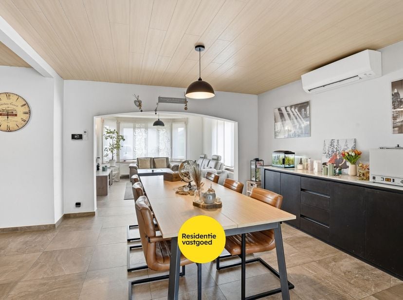 Op zoek naar een ruime en energiezuinige gezinswoning in een rustige omgeving? Deze verzorgde halfopen bebouwing in Eernegem combineert comfort, ruimt