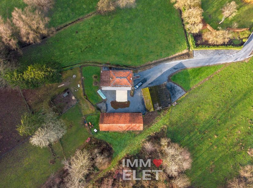 Maison avec dépendances dans un cadre idyllique&amp;nbsp;| 18.240 m²<br />
Via une allée privée on retrouve cette maison à rénover avec dépendances. Locat