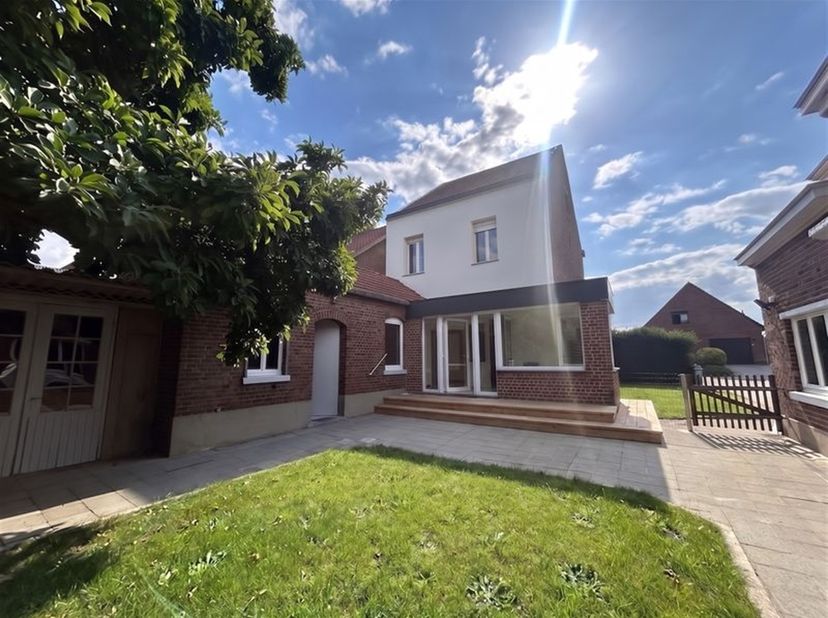 OPEN HUIS Vrij. 21/8 Deze gerenoveerde woning is vrijblijvend te bezichtigen op vrijdag 21 augustus tussen 17u30 en 18u30. U bent van harte welkom! De