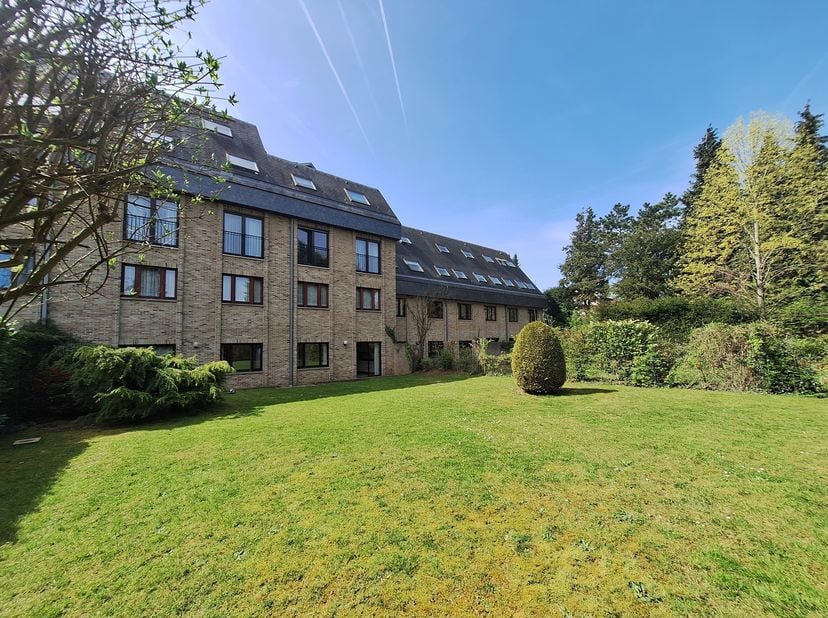 WOLUWE-SAINT-PIERRE, vlak bij het Dumonplein (metro Stockel). Zeer mooi APPARTEMENT (3 slaapkamers/2 badkamers) van 160 m² met tuin en garage. Gelegen