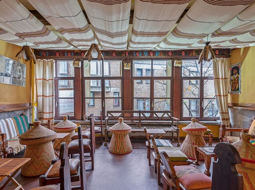 Handelshuis (220 m²) in hartje Antwerpen<br />
<br />
Locatie: Dit ruim handelshuis staat te koop in de Zirkstraat in centrum Antwerpen. Het handels