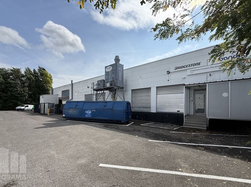 Entrepôt d’une superficie totale de 2.170 m² avec 971 m² de bureaux, implanté sur un terrain de 5.583 m², à vendre.<br />
Idéalement situé à seulement