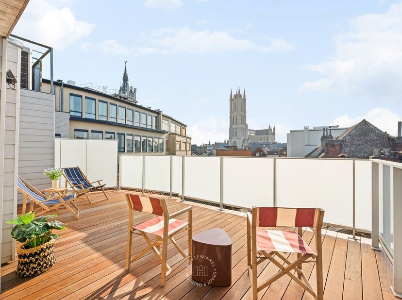 Gelegen op de derde en vierde verdieping van een karaktervol hoekpand met een uitzonderlijke gevelarchitectuur, bevindt zich dit gerenoveerde penthous