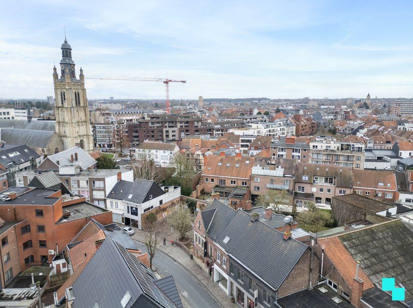 Dit uiterst karaktervolle pand (201m² vloeroppervlakte) combineert een instapklare handelsruimte met een te moderniseren woon-/polyvalent gedeelte op