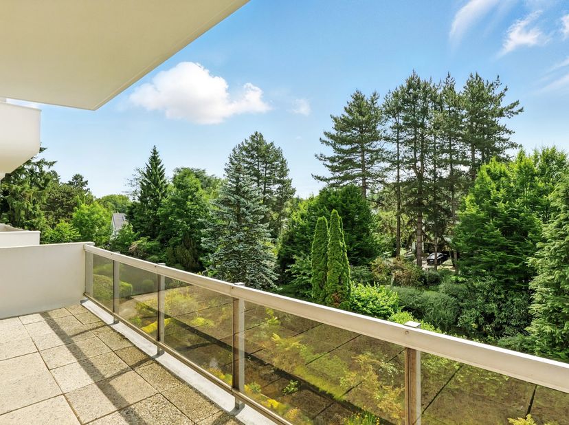 Dit lichte appartement ligt verscholen in het groen en biedt ongeveer 130 m² woonruimte + 2 terrassen.<br />
De gezellige woonkamer met open keuken ge