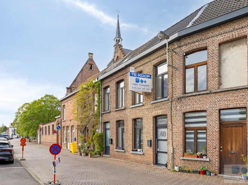 Op een uitstekende locatie te Lier, bevindt zich deze gezellige starterswoning met 3 slaapkamers en publieke parkeergelegenheid op wandelafstand van c
