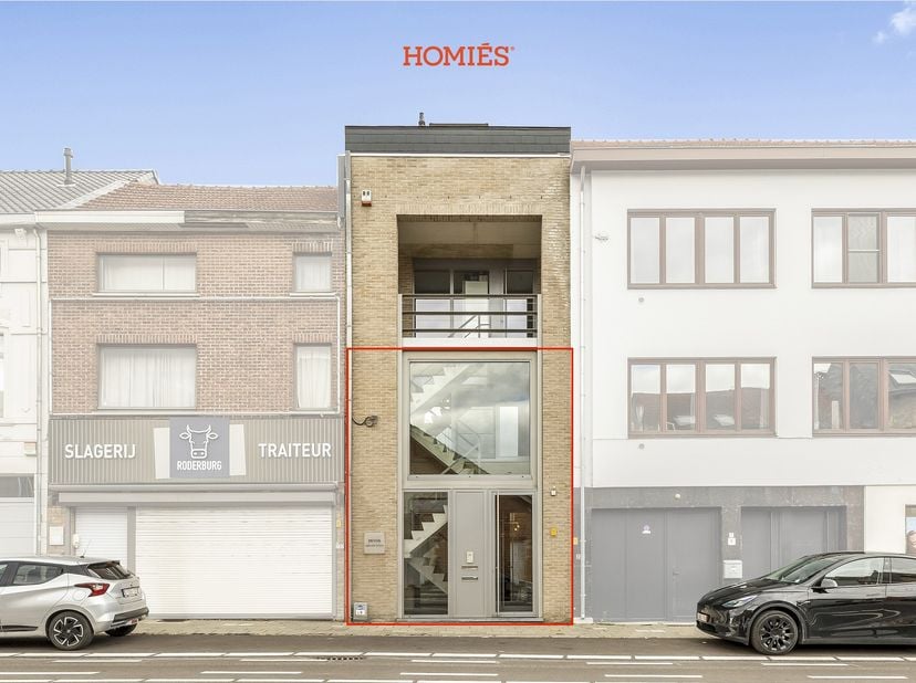 Op een strategische locatie in het hart van Heverlee staat dit architecturale gebouw (2010) met een hedendaagse uitstraling. Het kantoorgedeelte verwe