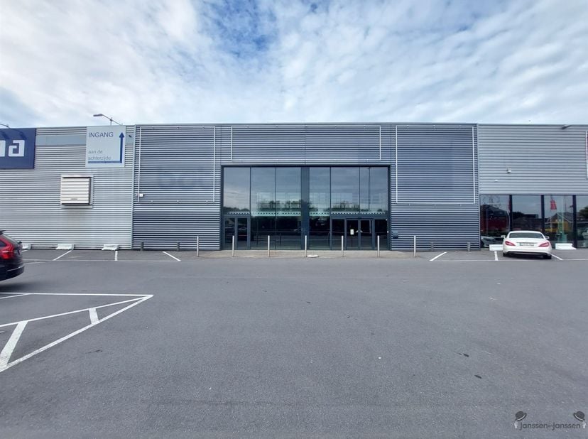 Espace commercial multifonctionnel dans un emplacement de choix.<br />
<br />
Cet immeuble commercial est situé à un emplacement de choix sur Boomse