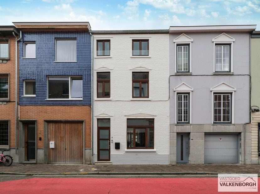 Bezoeken ter plaatse worden ingepland via e-mail: joris@vastgoedvalkenborgh.be.<br />
<br />
Boomkensstraat 80: knappe gerenoveerde stadswoning met 3