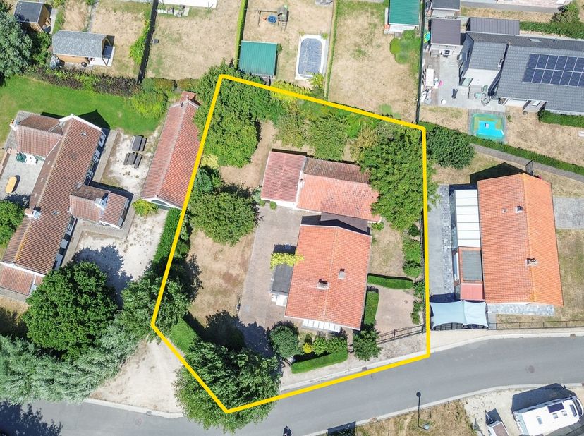 Deze charmante bungalow in het rustige Vosseslag combineert authenticiteit, ruimte en veelzijdigheid op een mooi perceel van 871 m², vlak bij de kust