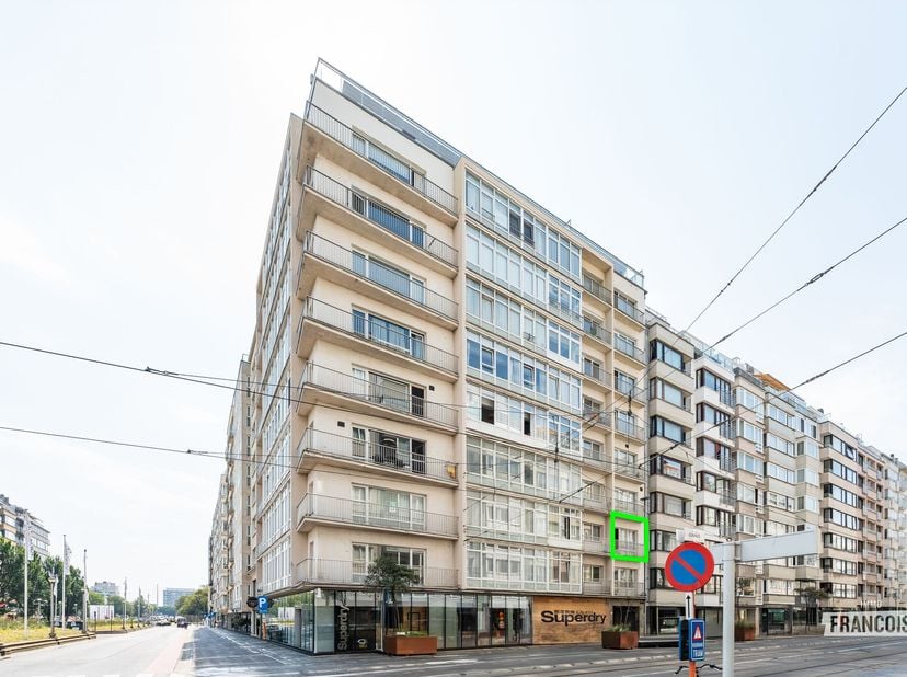Aan de hoek van het Marie-Joséplein ligt dit ruim tweeslaapkamerappartement. Het pand is perfect gesitueerd nabij openbaar vervoer, winkels en het str