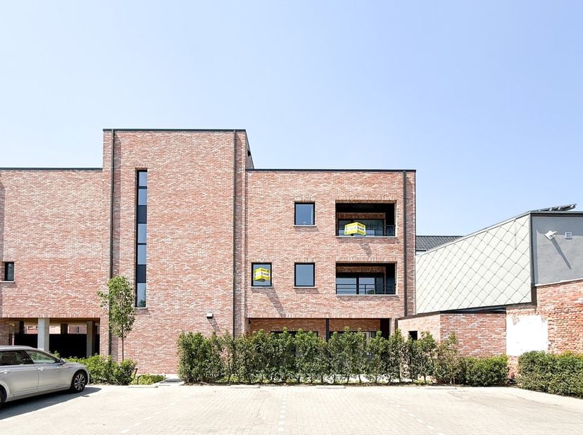 Dit stijlvolle nieuwbouwappartement bevindt zich op de tweede verdieping en is vlot bereikbaar via de lift.<br />
<br />
Het appartement ligt in een c