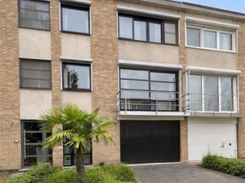 In de rustige en groene woonwijk Polderstad vindt u deze instapklare woning die comfort, licht en natuur op een uitzonderlijke manier combineert. De l
