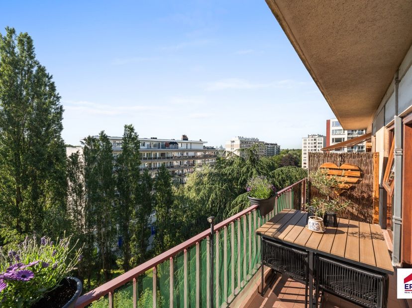 [[ DIT PAND NEEMT DEEL AAN DE ERA OPEN HUIZEN DAG OP 13/6 VAN 16:00 TOT 17:00 ]] Volledig gerenoveerd appartement op de 6d verd. in Jette, met veel li