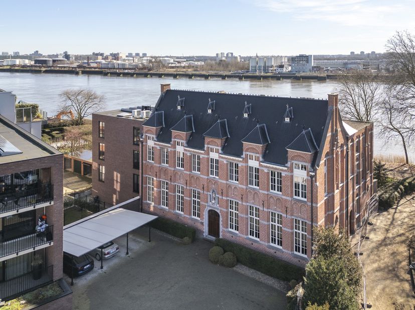 Sommige eigendommen onderscheiden zich niet door wat ze tonen, maar door wat ze laten voelen.<br />
Achter een gevel met geschiedenis bevindt zich een