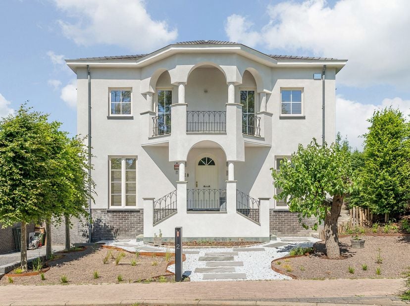 Deze stijlvolle villa is rustig gelegen op een zonnig perceel van 6a53ca in het landelijke Membruggen, een gegeerde deelgemeente van Riemst. De woning
