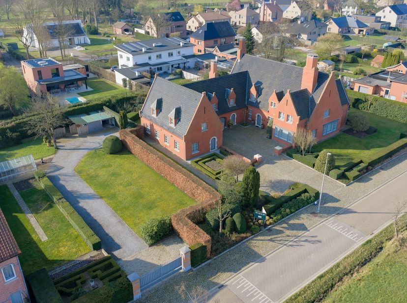 Exclusieve Engelse villa met 5 slaapkamers en praktijkruimte – Hasselt Welkom in deze unieke residentie in de Luchtvaartstraat te Hasselt, ontworpen d