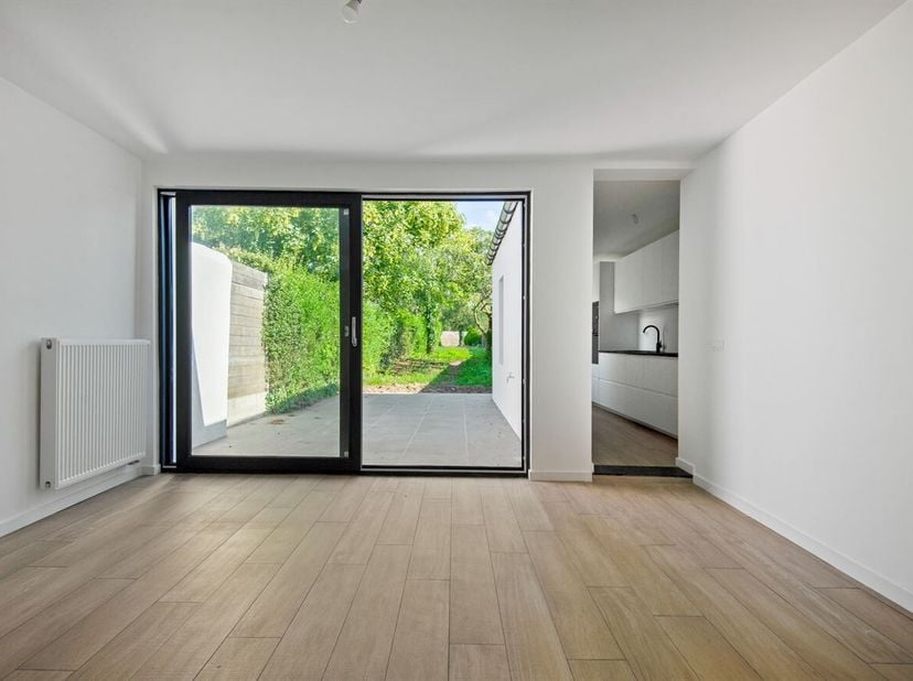 Kwalitatieve parel te Ekeren centrum<br />
Ligging: zijstraat van de Steenstraat, wandelafstand van het centrum en openbaar vervoer, rustig gelegen en