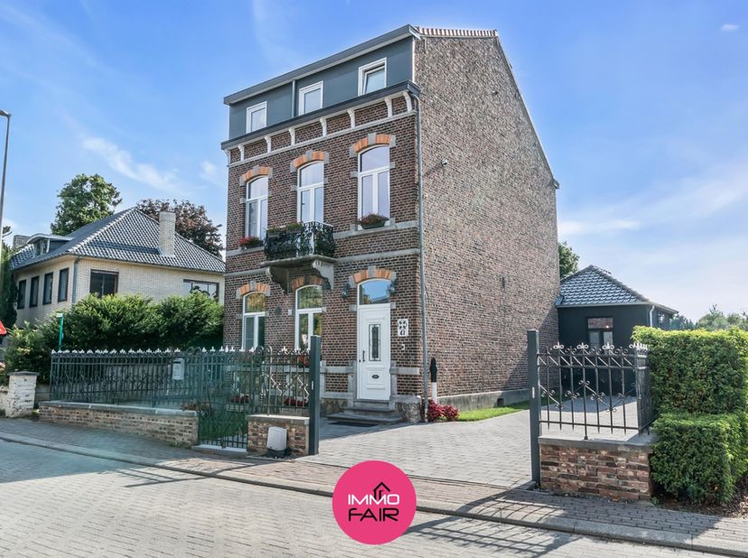 Deze statige, vrijstaande herenwoning ligt in de dorpskern van Eigenbilzen, vlak bij het Eigenbilzerplein en de Sint-Ursulakerk. De basisschool bevind