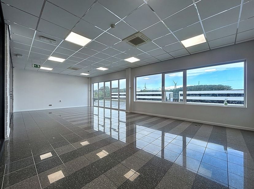 Bureaux à louer  330 m² au coeur du zoning de Marquain (Tournai)<br />
Idéalement situés à deux pas des axes autoroutiers, ces bureaux modernes et fon