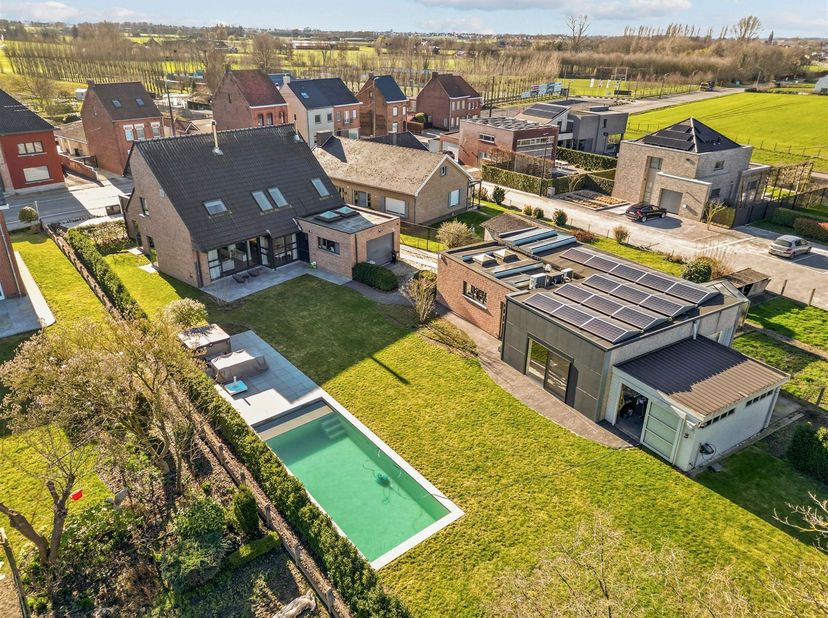 Maison prête à emménager, aux finitions parfaites, avec domotique, piscine et dépendance polyvalente/pool house. Vous entrez par un hall d'entrée bien