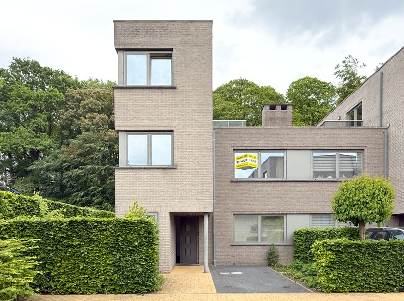 In de Kleemstraat achter een poort bevindt zich een wijk waarin deze halfopen bebouwing gelegen is. Dit maakt dat het een in een rustige en gezellige