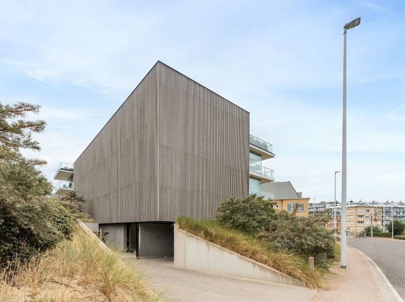 Stijlvol appartement in Koksijde, centraal gelegen in een groene en toeristische omgeving. Dit luxe appartement van Rietveld (RRR) combineert hoogwaar