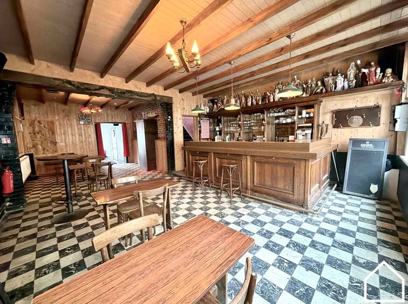Ontdek dit veelzijdige eigendom met tal van mogelijkheden op 75m van de Grote Markt: een ruime caféruimte gecombineerd met een comfortabele woonst, id