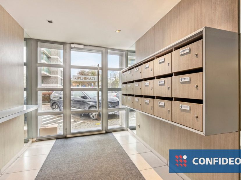 Ontdek dit aangename appartement aan de stadsrand van Tongeren, ideaal voor wie comfortabel wil wonen met alle voorzieningen binnen handbereik. Zo bev