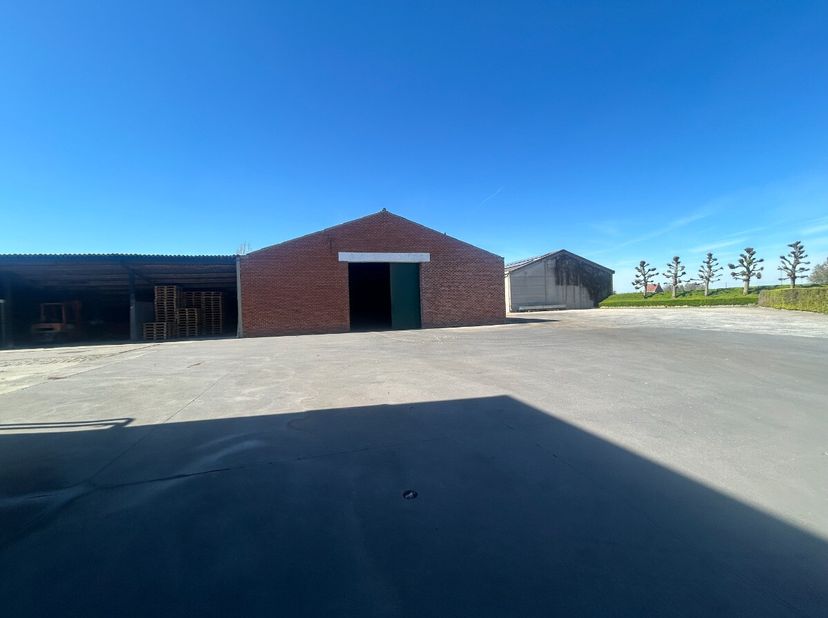 Passendale - Magazijn te huur met oppervlakte van 261m².14,5 meter breedte + 18 meter dieptePoort 4 meter hoogte + 4 meter breedte+ Drijfkracht elektr