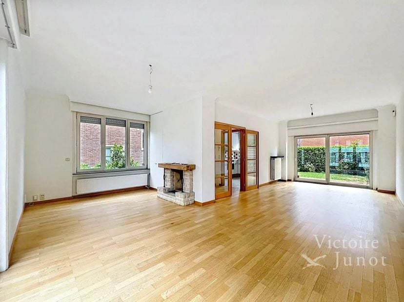 Bien présenté par Carla Rodriguez : 0494 07 97 54 / carla.rodriguez@victoire.be<br />
Idéalement située entre la place Dumon et la Place Sainte Alix,