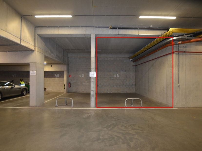Deze ondergrondse autostaanplaats is gelegen op de -1 van 'Residentie Greenfield'.<br />
Op fietsafstand van het centrum van Hasselt met al haar faci