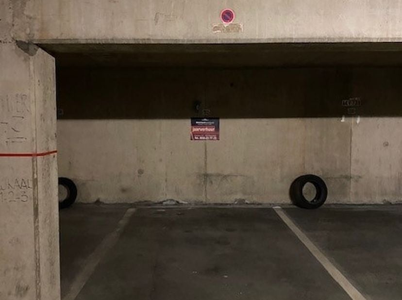 Vous recherchez un emplacement de parking idéalement situé au centre de Nieuport-Bains ? Cet emplacement de parking souterrain, situé dans la résidenc