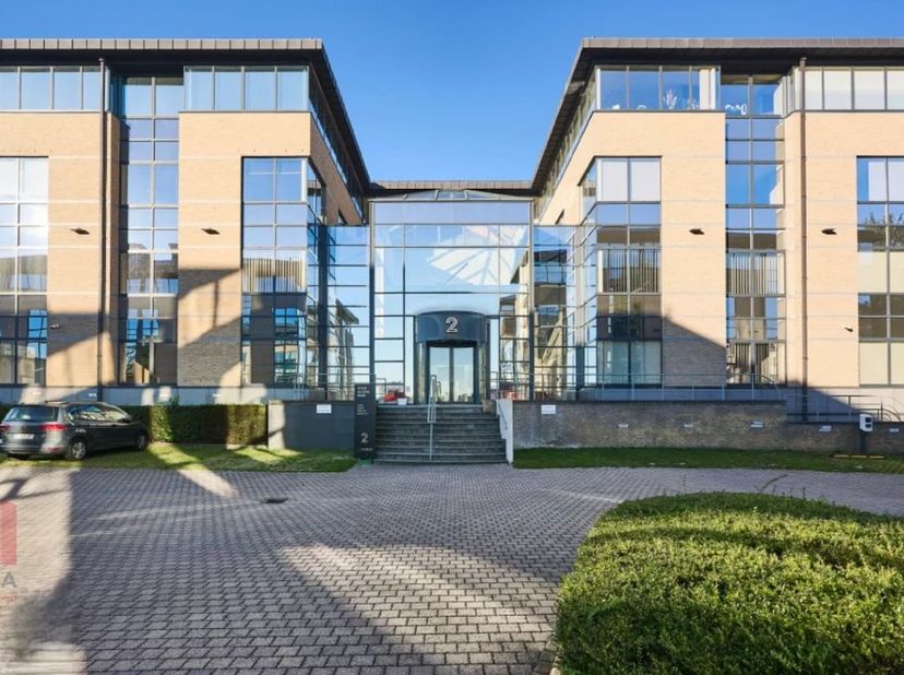 806&amp;nbsp;m² de bureaux élégants à vendre (et à louer)<br />
Excellente situation, à proximité de la sortie R0 Groot-Bijgaarden, avec un accès facile a