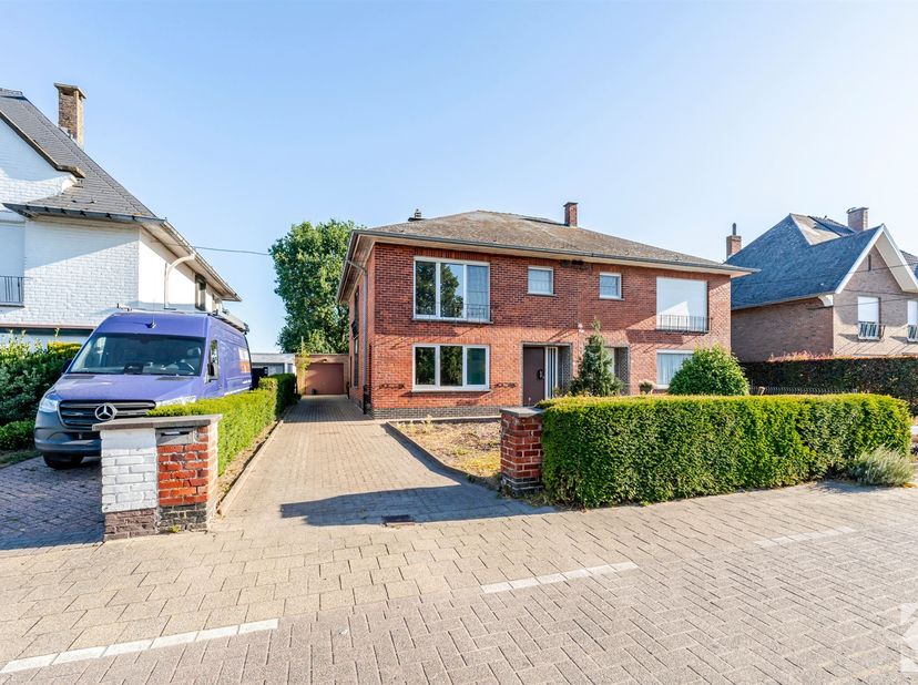 Ruime gezinswoning op 553 m² met garage en open zicht<br />
Bent u op zoek naar een ruime gezinswoning met veel potentieel, een rustige ligging en ee