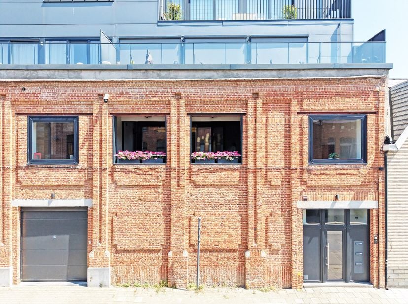 Deze prachtige en uiterst ruime (180m²) loft situeert zich langs De Vilanderstraat te Aalst en maakt deel uit van de prestigieuze loftresidentie genaa