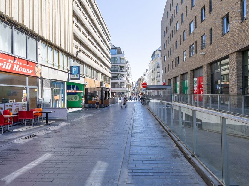 <br />
	Overdekte standplaats in Europacentrum - 1e verdiep<br />
	Vaste plaats<br />
	Zeer goed bereikbaar<br />
	Mogelijkheid tot aankoop parkeerpla