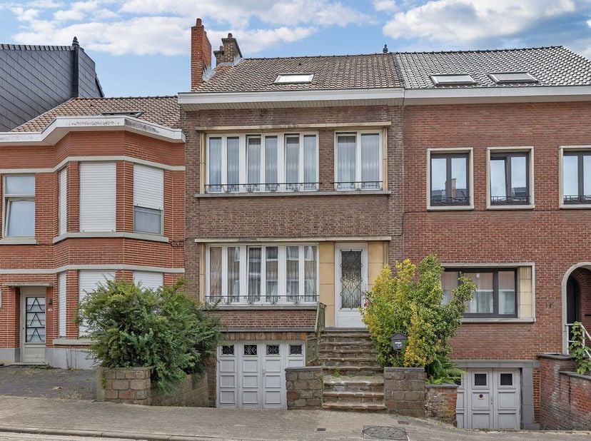 Bent u op zoek naar een karaktervolle woning in centrum Dilbeek? Ontdek deze instapklare woning met tal van mogelijkheden!<br />
<br />
De woning besc