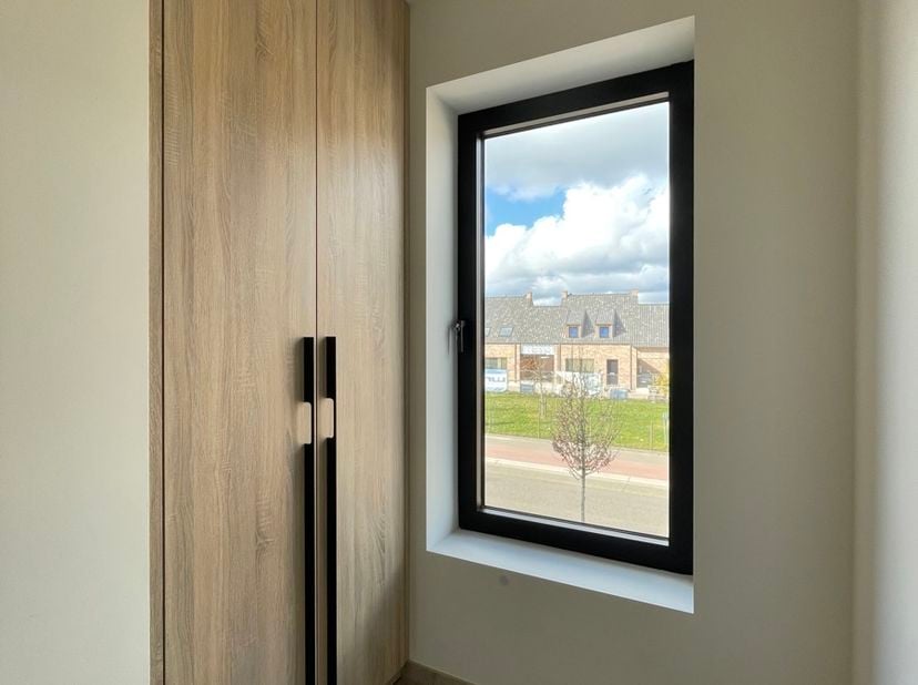 Dit mooie en praktisch ingerichte appartement is voorzien van alle inbouwkasten en comfort en is gelegen in Linde, deelgemeente van Peer.<br />
INDELI