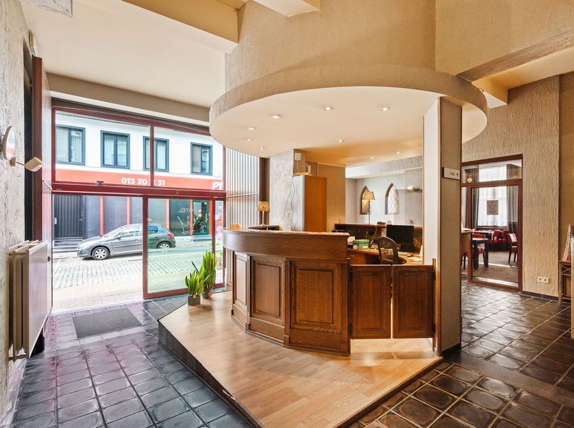 Interessante investeringsopportuniteit in het centrum van Diest. Dit karaktervolle gebouw van vóór 1850 beschikt over een totale oppervlakte van ca. 2